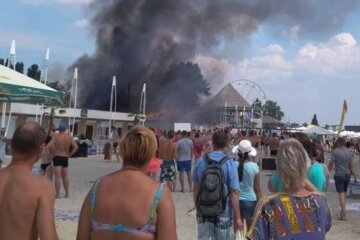 Взрыв прогремел на курорте под Одессой, набережную окутал черный дым: кадры с места ЧП
