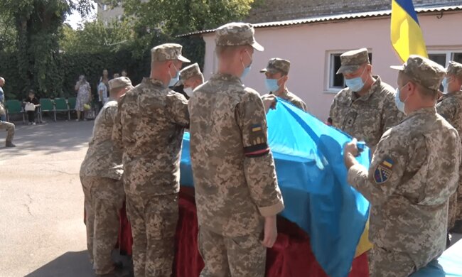 Під Дніпром попрощалися з українським Героєм, кадри: "ціною життя захистив позиції полку"