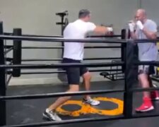 Кличко вийшов на ринг з Холіфілдом, відео: "легенди знову в справі"