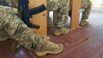 Украинскую армию переобуют в новые летние берцы
