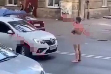 В Одесі чоловік роздягнувся і гуляв по дорозі, відео: "водій не витримав і..."