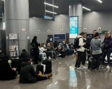 Сотни людей застряли в аэропорту, ждут вылета вторые сутки: видео происходящего