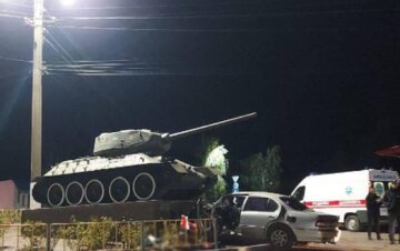 Водій протаранив танк і не вижив: кадри трагічної аварії під Одесою