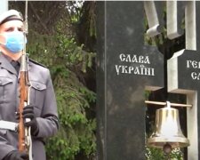 "У них отсутствует совесть": в Киеве вандалы облили краской памятник воинам АТО, фото