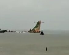 Самолет с десятками пассажиров рухнул в озеро: первые подробности и кадры с места происшествия