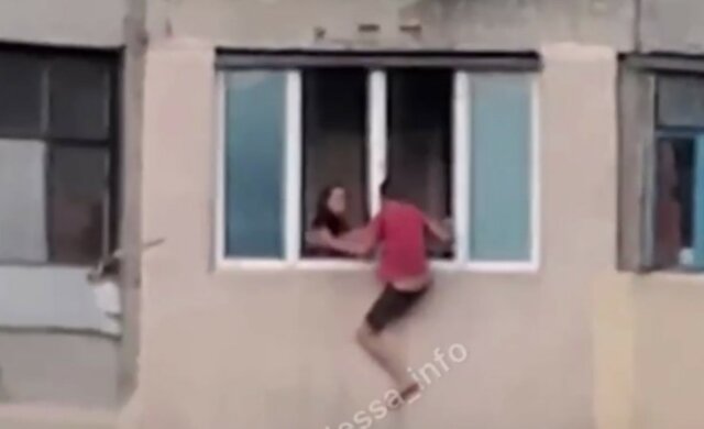 Чоловік вирішив вийти з вікна на 8-му поверсі в одеській висотці: відео