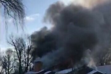 Задимлення в житловому будинку на Київщині забрало життя людей, кадри трагедії: "рятувальники відкрили двері і..."