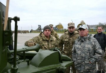 Муженко обсудил Донбасс с генералом США (фото)