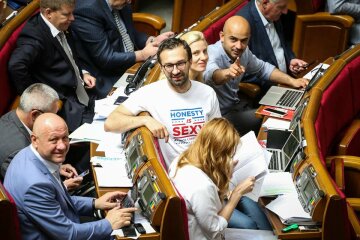 Лещенко прорекламировал футболки «Честность – это сексуально»