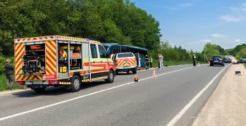 Жахлива аварія з пасажирським автобусом забрала життя людей на Тернопільщині: кадри з місця ДТП