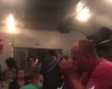 Пасажири електрички влаштували епічну бійку під Києвом: відео баталій