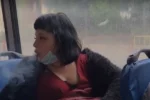 Закурила прямо в троллейбусе, наплевав на пассажиров и полицию: кадры инцидента в Одессе