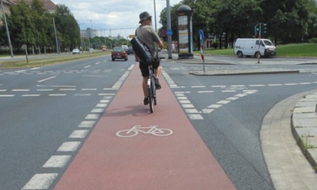 У Дніпрі велодоріжку вирішили "закінчити" сходинками, кадри:" Запросто можна отримати травму"