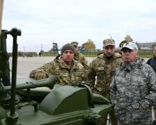 Муженко обсудил Донбасс с генералом США (фото)