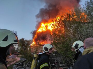 Отель с людьми вспыхнул в Киеве: огонь распространился на этажи и крышу