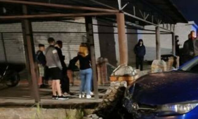 "Мало не влетів у натовп": п'яний водій на Харківщині врізався в стовп, фото