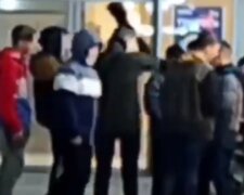 У Києві натовп підлітків накинувся на 12-річного хлопчика, відео: втрутилися дорослі