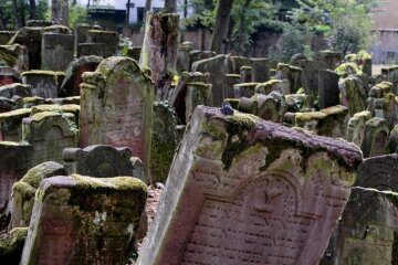 Наслідки сильного потопу: сплив десяток трун, шокуючі фото