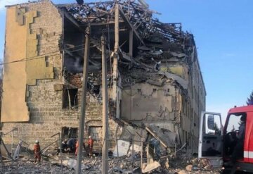 Ракетный обстрел прошелся по Бердичеву: среди завалов ищут людей