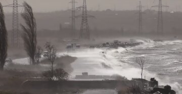 Ураган в Одесі: в мережі показали відео, як шторм трощив дамбу на лимані