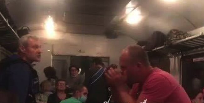 Пасажири електрички влаштували епічну бійку під Києвом: відео баталій