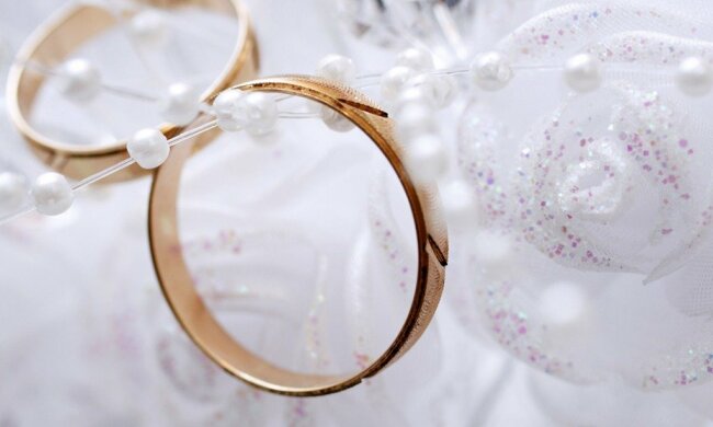 v-ssha-vlyublennyy-poteryal-kolco-na-stadione-delaya-predlozhenie_1