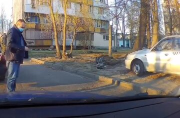 Элитное авто рассекает по Киеву под видом такси, фото: "Не все же на ланосах гонять"