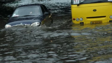 Київ пішов під воду, автомобілі "плавають": кадри лиха