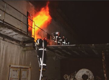 Пожар охватил здание с павербанками и аккумуляторами: кадры и подробности последствий