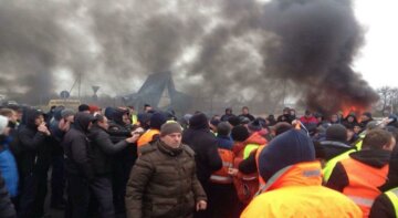 Українці повстали через свавілля, палають шини: "Подуріли і не працюють!", кадри бунту