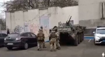 Масштабна спецоперація в Україні, людей витягують з машин: очевидці злили кадри