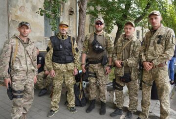 "Служили ради будущего детей": отряд полицейских вернулся после боев на Донбассе, трогательные кадры