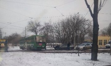 В Одесі іномарка "зайшла" в трамвай і змела вагон з рейок: кадри того, що відбувається