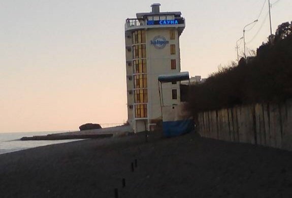 На набережній Алушти з’явилася скандальна забудова – фото
