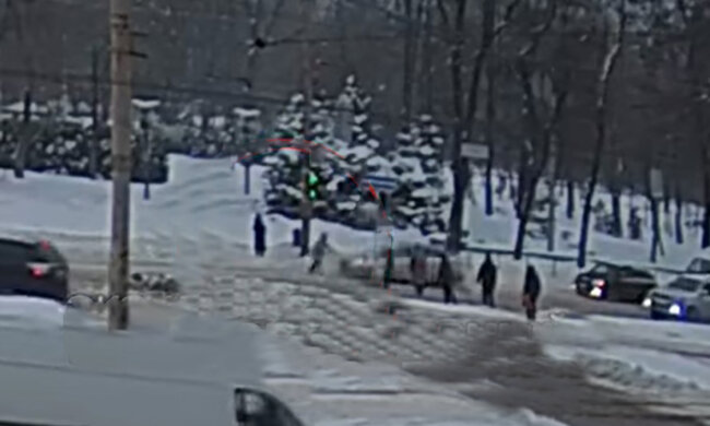 Водій збив жінку на "зебрі" і відвіз з місця: відео ДТП у Дніпрі