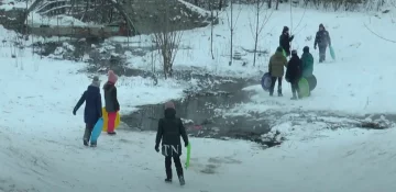 "Наражали на небезпеку дітей": у парку розворотили стометрову яму, харків'яни обурені