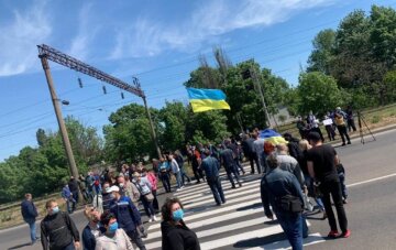 Голодный бунт вспыхнул под Одессой, трасса перекрыта: "Наши дети хотят есть", фото