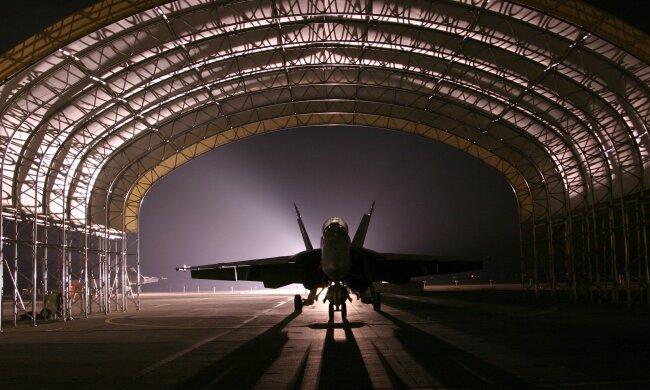 истребитель, ангар, самолет, взлетно-посадочная полоса, аэропорт