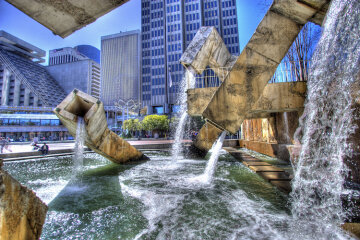Фонтан Vaillancourt Fountain в Сан-Франциско, Калифорния, США.