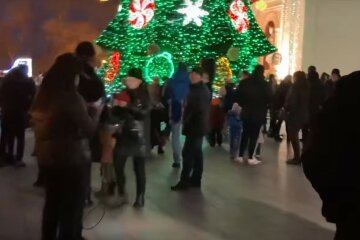 В Одесі біля мерії під російський блатняк запалили новорічну ялинку, відео: "Бенкет під час чуми"