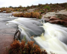 Уникальный феномен: под Днепром течет единственный степной водопад в Украине, захватывающие кадры