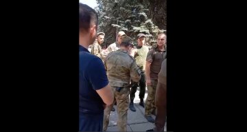 "А чого ви обурюєтеся?": у Донецьку студентів відправляють на забій, матері "бунтують"