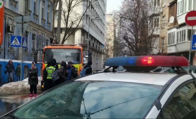 У Києві "героїня парковки" заблокувала евакуатор і вимагає оформити викрадення авто: з'їхалася поліція, відео