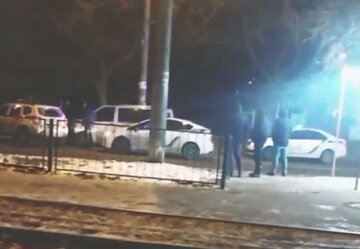 В Одесі копи відкрили стрілянину по мікроавтобусу, є постраждалі: відео з місця