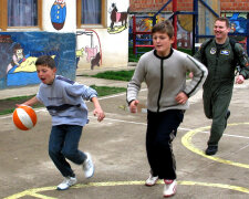 Kosovo children relish playtime with American troops
