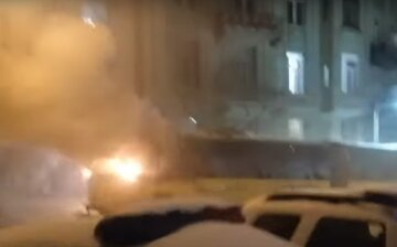 Трамвай с пассажирами вспыхнул в центре Львова, люди тушили огонь снегом: кадры с места ЧП