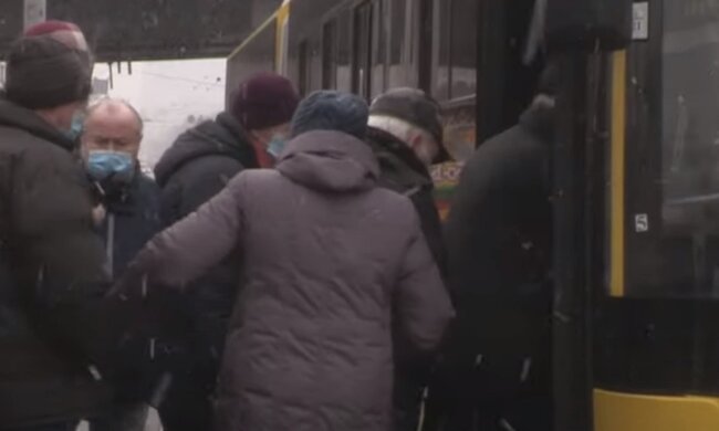 У Києві маршрутники влаштували бунт через "карантинні" штрафи: "якщо ми працюємо, збитки ще більші..."