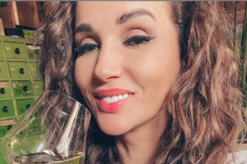 Томная Чехова обтянула бюст золотом и прижалась к известному красавчику: "Наличие мужчины увеличивает..."