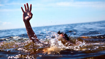 Потопаюча дитина збентежила відпочиваючих на пляжі Кам’янського: “його тіло пливло по воді”