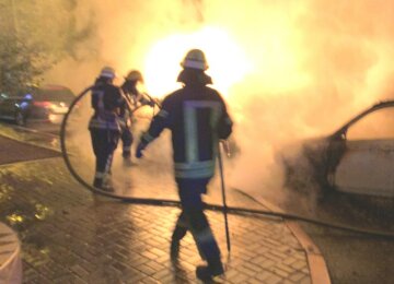 Потужна пожежа спалахнула посеред житлового комплексу в Одесі, вогонь охопив машини: відео НП